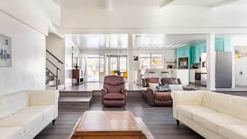 Fernseher, Kamin, Tischfußball, Tischtennisplatte