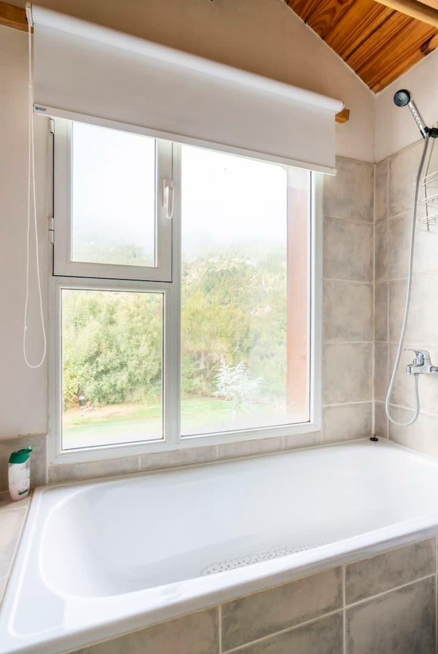 Sèche-cheveux, bidet, serviettes fournies, savon