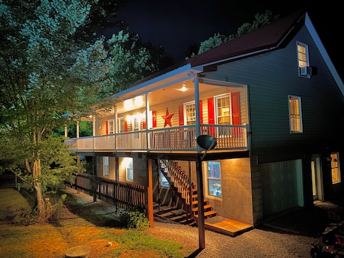 Hidden Bliss-Large 4 bedroom home at Mt Storm Lake