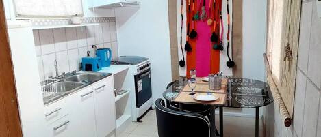 KĂŒhlschrank, Mikrowelle, Ofen, Wasserkocher mit Kaffee-/Teezubehör