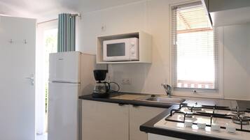 Kühlschrank, Wasserkocher mit Kaffee-/Teezubehör, Hochstuhl