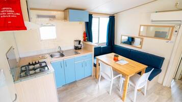 Jääkaappi, liesi, kahvin-/teenkeitin, syöttötuoli