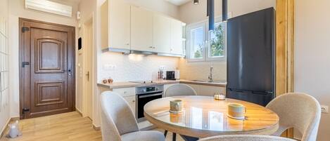 Kühlschrank, Ofen, Herdplatte, Wasserkocher mit Kaffee-/Teezubehör