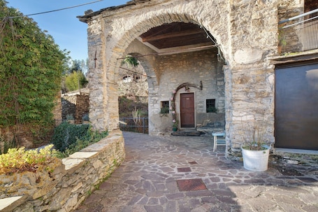 Exterior detail. Apartment 'Casa Azzurra - Sciu´pepin' with Private Garden, Balcony and Wi-Fi