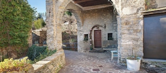 Apartment 'Casa Azzurra - Sciu´pepin' with Private Garden, Balcony and Wi-Fi