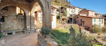 Apartment 'Casa Azzurra - Sciu´pepin' with Private Garden, Balcony and Wi-Fi