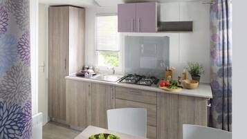 Réfrigérateur, plaque de cuisson, chaise haute