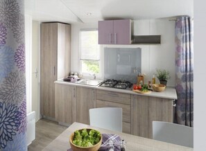 ثلاجة، موقد طهي مسطح، كرسي للأطفال، مستلزمات طهي/أطباق/أوعية