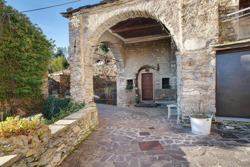 Apartment 'Casa Verde - Sciu´ Pepin' with Private Terrace, Private Garden and Wi-Fi