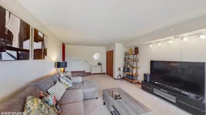 Smart TV, chimenea, monitor de computadora y impresora