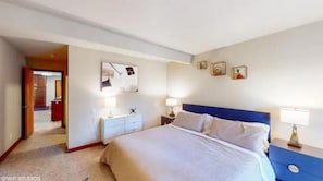 1 habitación, escritorio, tabla de planchar con plancha y cuna de viaje