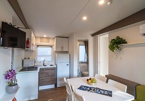 Réfrigérateur, micro-ondes, plaque de cuisson, chaise haute