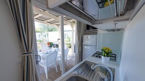 Eine kleine Küche mit Spüle, Herd und Kühlschrank.