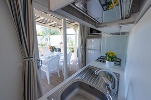 Stovetop, coffee/tea maker, highchair, cookware/dishes/utensils - Feriendorf Stork Lodge Deluxe für 6 Personen (Roseto degli Abruzzi)