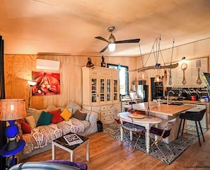 Smart TV, books, stereo