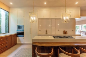 Jääkaappi, mikroaaltouuni, uuni, liesi