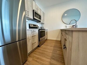 Een koelkast, een microgolfoven, een oven, een kookplaat