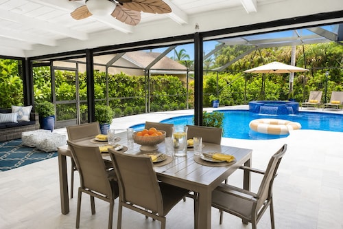 Beautiful Home with Sauna & Heated Pool-Spa, 5min from Beaches, close to Airport