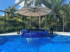 Utomhuspool och uppvärmd pool