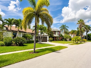 Property grounds - Beautiful Home with Sauna & Heated Pool-Spa, 5min from Beaches, close to Airport (Lantana)