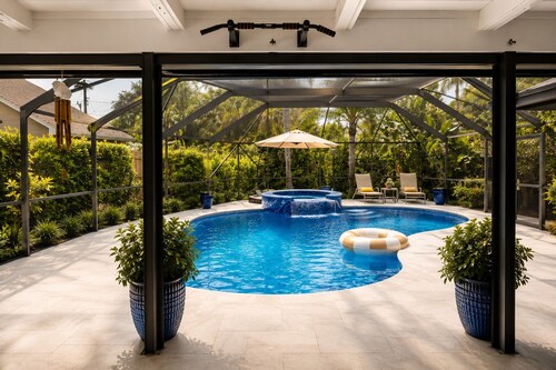 Beautiful Home with Sauna & Heated Pool-Spa, 5min from Beaches, close to Airport