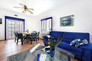 TV, fireplace - Villa 'Casa Romana' with Sea View, Shared Pool and Wi-Fi (Praia da Luz)