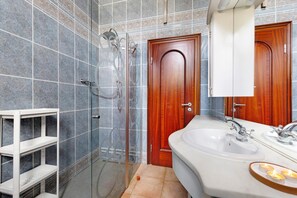 Een douche, een haardroger, handdoeken