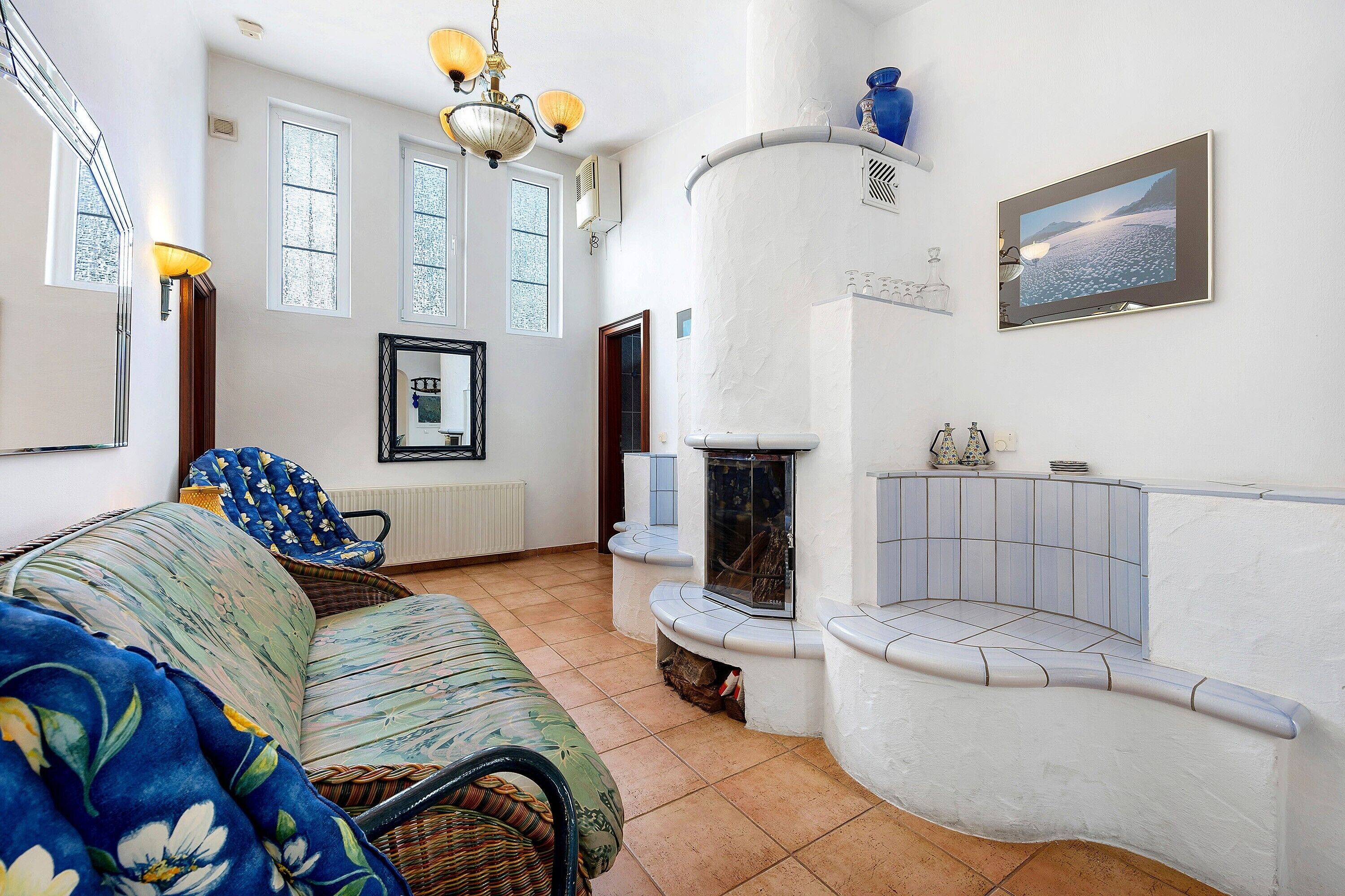 Een televisie en een open haard