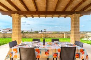 Outdoor dining - Holiday Home 'Casa Del Sol' with Private Terrace, Wi-Fi and Air Conditioning (Andrano)