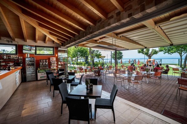 Outdoor dining - Camping Gasparina Baia Prestige für 4 Personen (Castelnuovo del Garda)