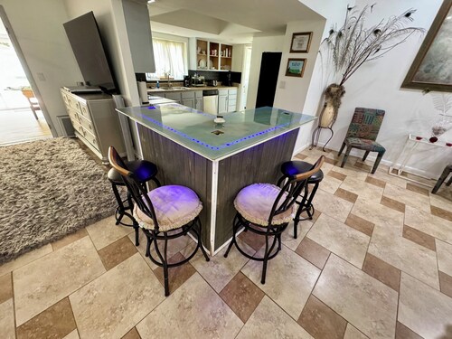 Beautiful oversized 2-bedroom house in Riverview near many points of interest.