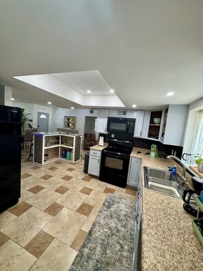 Frigorífico, microondas, horno y placa de cocina