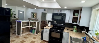 Beautiful oversized 2-bedroom house in Riverview near many points of interest.