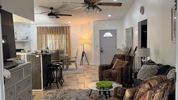 Smart TV, chimenea, videojuegos y tenis de mesa
