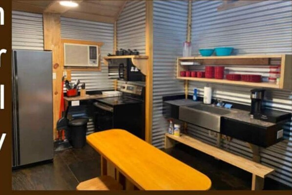 Fridge, oven, stovetop, coffee/tea maker - Edgewood Plantation Cabins slps 2 (Farmerville)