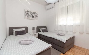 2 bedrooms, travel crib, free WiFi, bed sheets