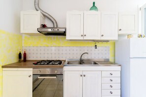 Frigorífico, placa de cocina y utensilios de cocina