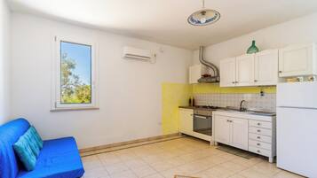 Frigorifero, piano cottura, pentole/stoviglie/utensili