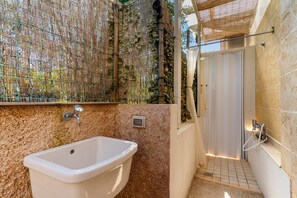 Shower, towels