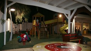 A children's play area with a slide, climbing structures, and a merry-go-round. - Ferienanlage Manacore Mobilehome Happy Easy für 6 Personen (Manaccora)