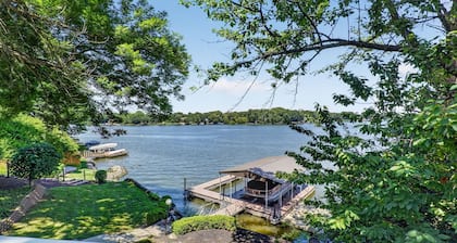 Lake front Cottage on Morse Reservoir w/ Boat Slip