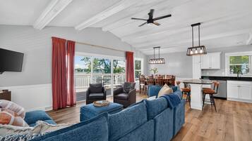 Smart TV, fireplace