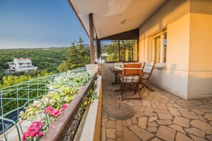 Outdoor dining - Apartment Mirela in Jadranovo, cute & sleep 4 with sea view (Jadranovo)