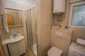 Haartrockner, Handtücher, Seife, Toilettenpapier