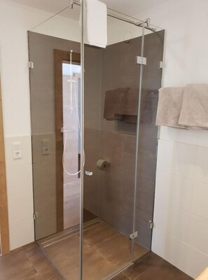 Douche, séchoir à cheveux, serviettes fournies, savon