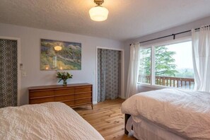 2 bedrooms, desk, iron/ironing board, travel cot
