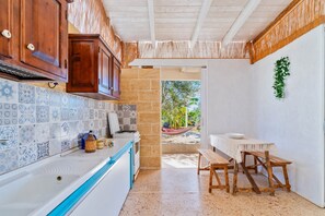 Jääkaappi, liesi, keittoastiat/astiat/ruokailuvälineet