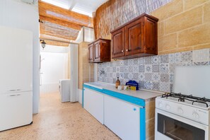 Jääkaappi, liesi, keittoastiat/astiat/ruokailuvälineet