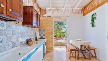 Kühlschrank, Herdplatte, Kochgeschirr/Geschirr/Besteck