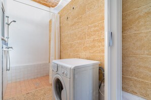 Shower, towels - Holiday Home 'Mono In Villetta 459' with Private Terrace (Pescoluse)